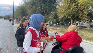 Genç Kızılay gönüllülerinden Mevlid Kandili ikramı