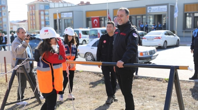 Gönüllü İstanbul Rumeli Üniversitesi Öğrencileri Deprem Tatbikatı Yaptı