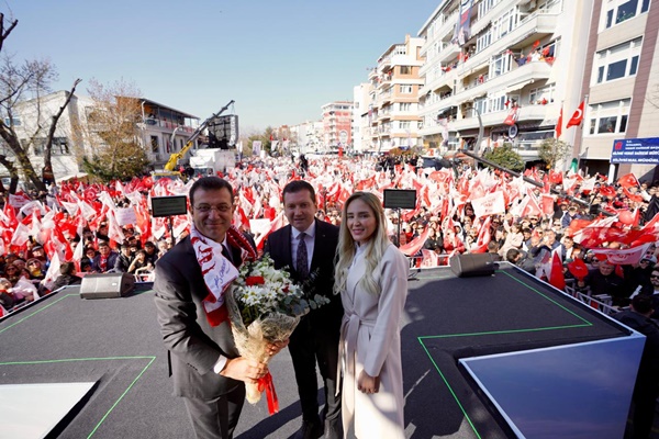 Binlerce Vatandaş İle Dolup Taşan Atatürk Meydanı: "İstanbul'da İmamoğlu, Silivri'de Balcıoğlu"