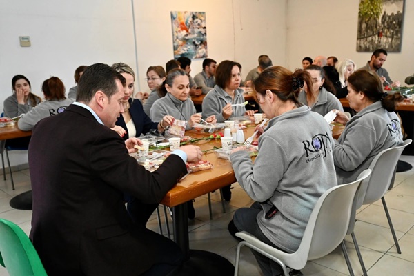 Bora Balcıoğlu, 8 Mart Dünya Emekçi Kadınlar Günü'nde Fabrika İşçisi Kadınlarla Servise Bindi