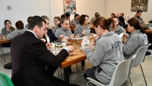 Bora Balcıoğlu, 8 Mart Dünya Emekçi Kadınlar Günü'nde Fabrika İşçisi Kadınlarla Servise Bindi