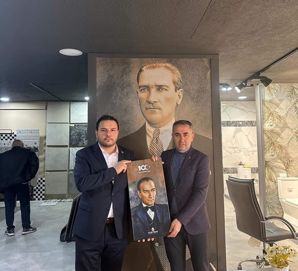 Halil Şahin'den Bağımsız Aday Arıcı'ya Atatürk Tablosu Hediyesi