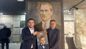 Halil Şahin'den Bağımsız Aday Arıcı'ya Atatürk Tablosu Hediyesi