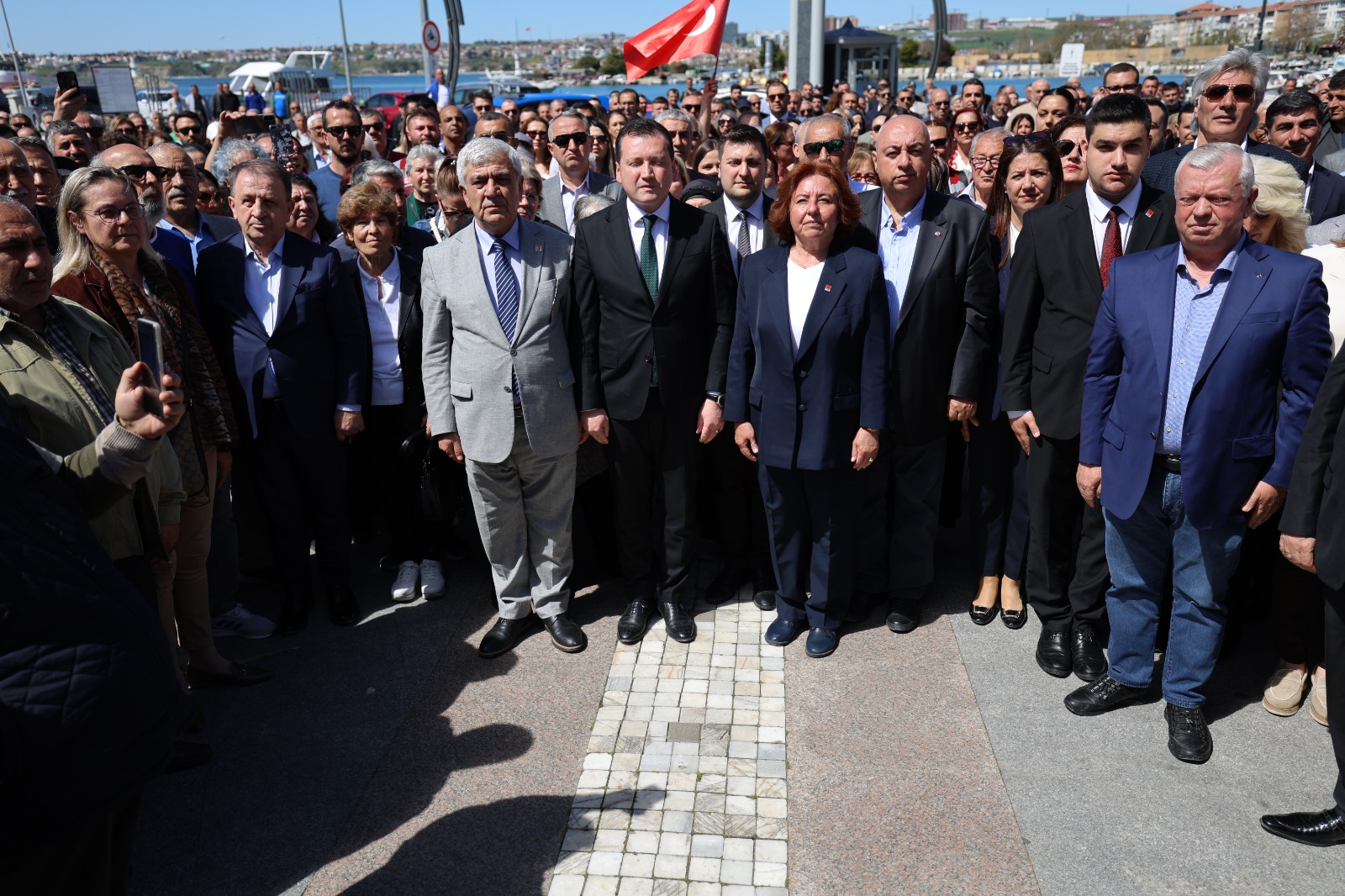 Silivri Yeni Döneme Atatürk Anıtı'nda Saygıyla Başladı