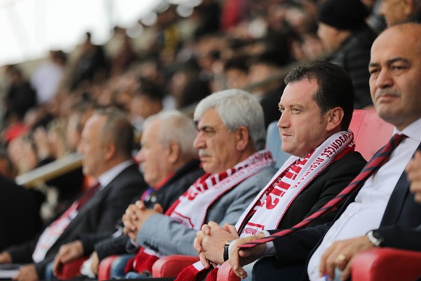 Silivri Belediye Başkanı Bora Balcıoğlu, Silivrispor'un Play-off Maçını Tribünden İzledi