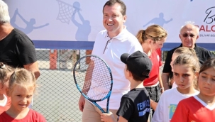 30 Ağustos Turnuvası'nda Başkan Balcıoğlu Milli Tenisçi İrem Kurt ile Kortta