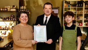 Başkan Balcıoğlu, Esnafa Ruhsatlarını Teslim Etti