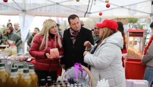 Başkan Balcıoğlu ve Eşi Hayriye Sena Balcıoğlu Yeni Yıl Marketi'ni Ziyaret Etti