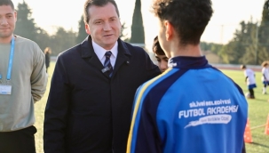 Başkan Balcıoğlu, Genç Sporculara Eşofman Takımı Dağıttı