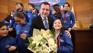 Paletli Yüzme Türkiye Şampiyonasında Dereceye Giren Sporcular Belediye Meclisinde Ödüllendirdi