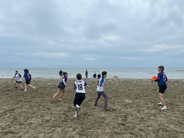 Gençler Firizbi ve Voleybol Alanında Yeteneklerini Sergiliyor