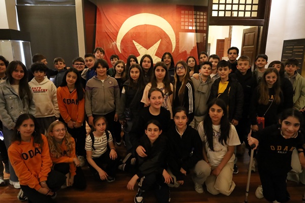 Odak Koleji'nden Anıtkabir'e Duygusal Ziyaret: "Bir Çift Mavi Gözün Işığında İlerliyoruz"