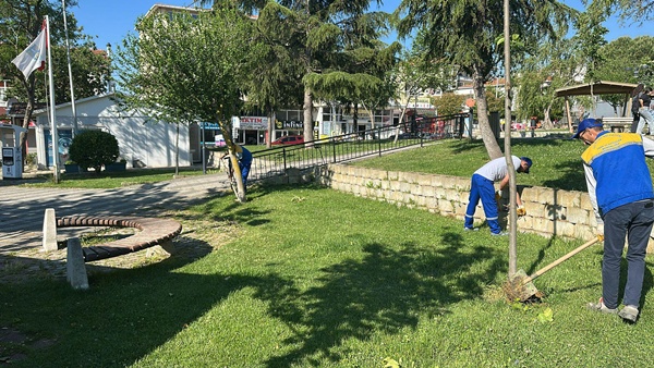 Silivri'de Parklarda Bahar Temizliği Devam Ediyor