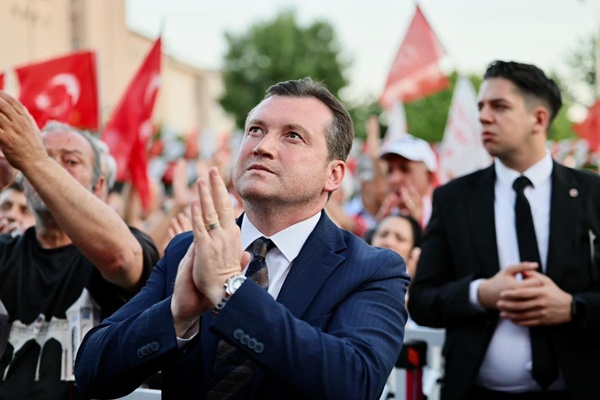 Başkan Balcıoğlu, Büyükçekmece'de "Millet İradesine Sahip Çıkıyoruz" mitingine katıldı