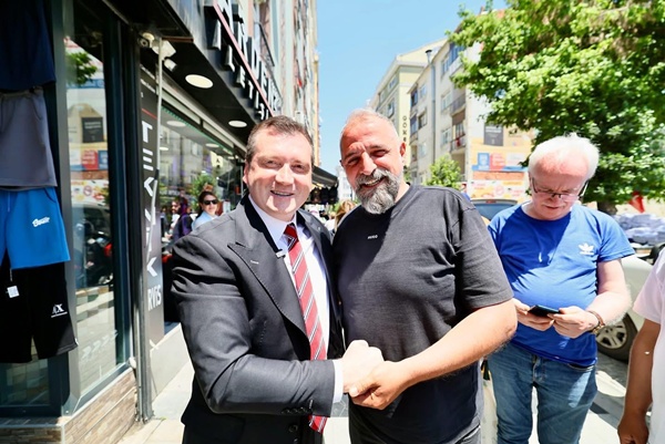 Başkan Balcıoğlu, Fevzi Çakmak Caddesi'nde vatandaşlarla bayramlaştı