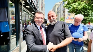 Başkan Balcıoğlu, Fevzi Çakmak Caddesi'nde vatandaşlarla bayramlaştı