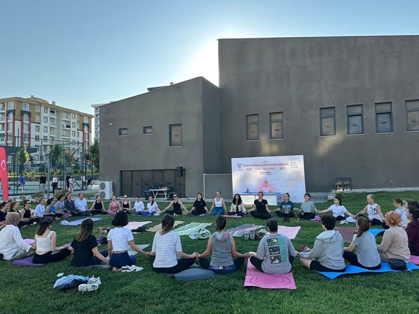 Dünya Yoga Günü'nde Kadınlar Naim Süleymanoğlu Spor Tesisleri'nde Buluştu