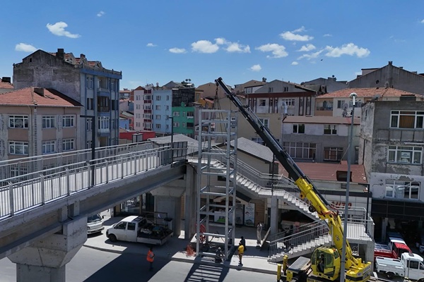 Eski Sanayi Üst Geçidi'nde Asansör Montajı Devam Ediyor