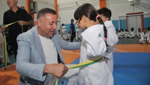 Murat Yıldız, Taekwondo Töreninde Gençlere Kuşak Taktı: "Amatör Spora Desteğimiz Sürecek!"