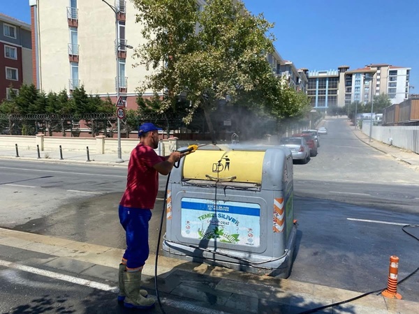 Silivri'de Çöp Konteynerleri Yaz Boyunca Düzenli Olarak Dezenfekte Ediliyor