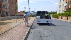Silivri'de Kaldırım ve Yol Kenarlarında Yabani Ot Temizliği Devam Ediyor