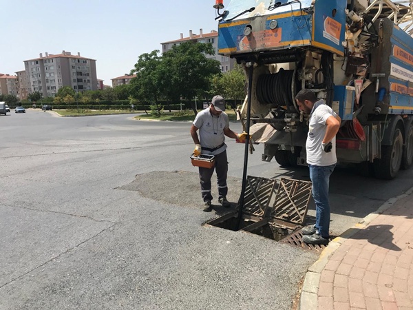 Silivri'de Yağmur Suyu Izgaralarında Temizlik Çalışmaları Devam Ediyor
