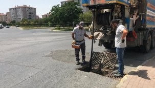 Silivri'de Yağmur Suyu Izgaralarında Temizlik Çalışmaları Devam Ediyor