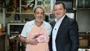 Başkan Balcıoğlu, esnafa Türk Bayrağı hediye etti
