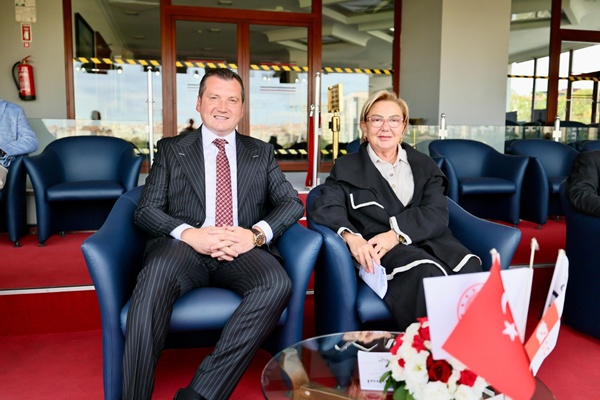 Başkan Balcıoğlu, Silivri Belediye Başkanlığı Koşusu'nu tribünde takip etti