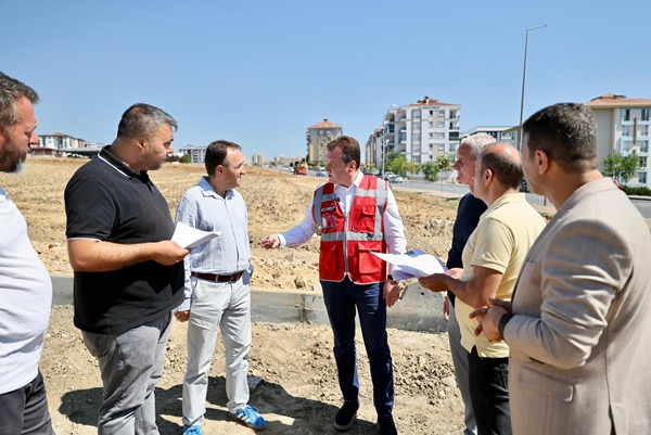 Başkan Balcıoğlu, Yeni Mahalle'de yol genişletme ve aydınlatma çalışmalarını inceledi