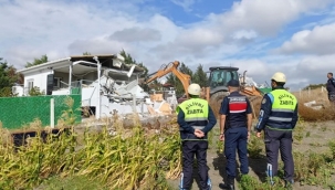 Silivri Belediyesi tarafından tarım arazilerine yapılan kaçak ve ruhsatsız yapılar yıkıldı