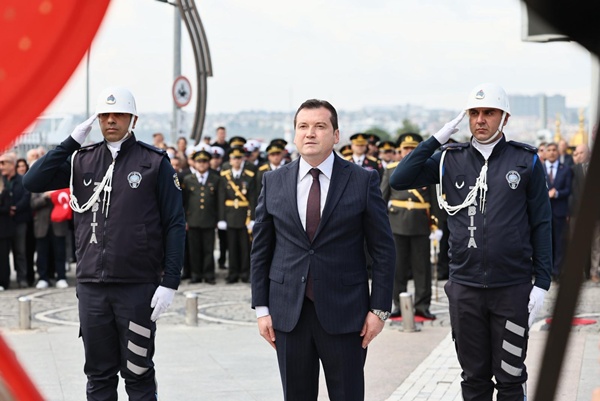 Silivri'de Vefa Duruşu: Başkan Balcıoğlu, Cumhuriyet İçin Çelenk Sundu