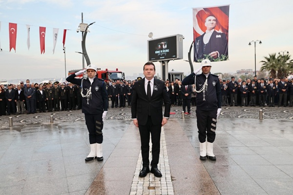 Başkan Balcıoğlu, Atatürk'ün manevi huzuruna çelenk bıraktı