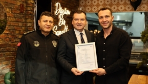 Başkan Balcıoğlu, esnaflara ruhsatlarını teslim etti