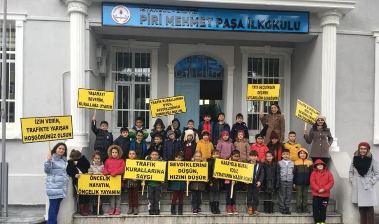 Piri Paşalı öğrencilerden Yaya Öncelikli Trafik Yılı etkinliği