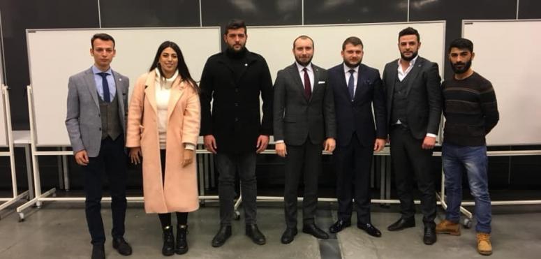 İYİ'li gençler "Türkiye Siyasetinde Gençlerin Yeri" panelindeydi