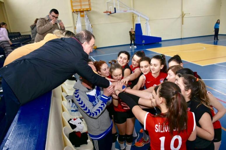 Voleybolculara destek oldu