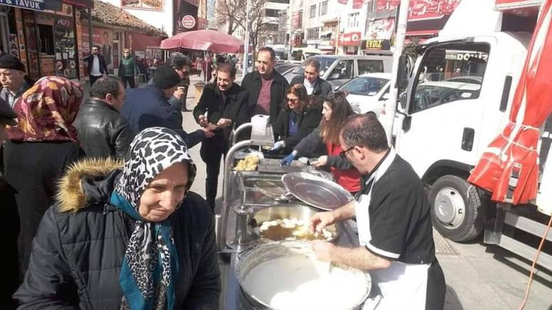 Meclis Üyesi Adayları kandil lokması dağıttı