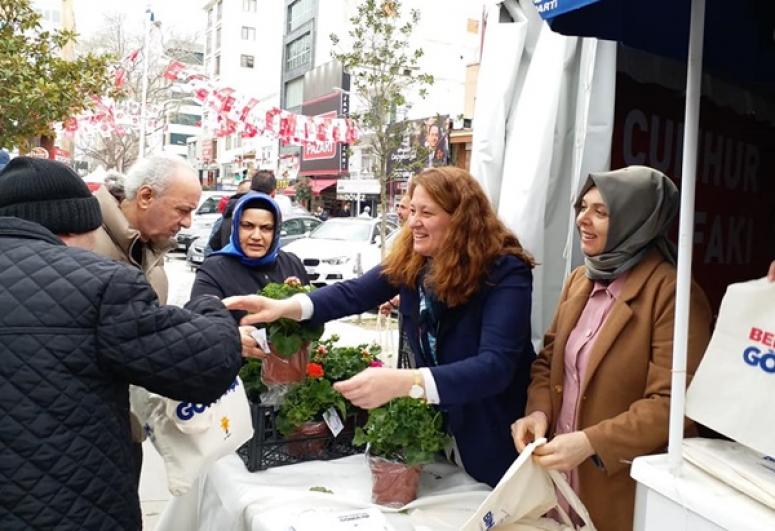 AK kadınlar, nevruz çiçeği dağıttı