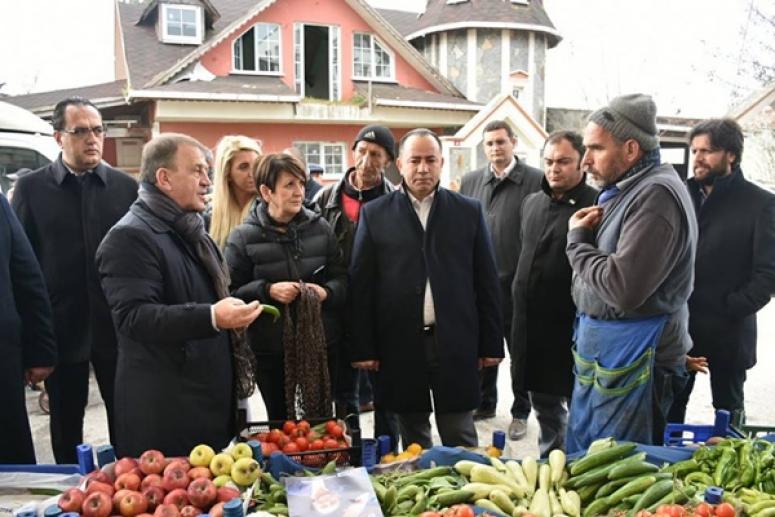 Ortaköy'de pazar esnafını ziyaret etti