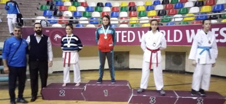 Zehra Dinçer, karate şampiyonasında 1. oldu