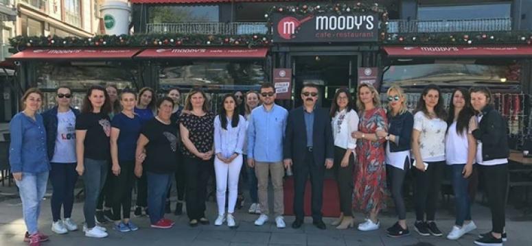 Sınıf anneleri Moody's Cafe'de buluştu!