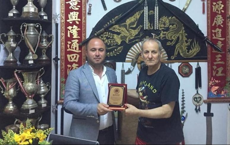 Grand Master'dan Yalçın'a plaket