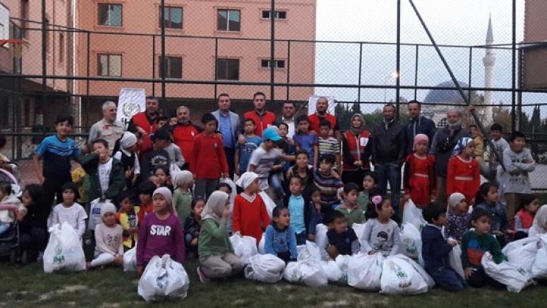 AK Parti, Kızılay ve İHH'dan Doğu Türkistanlı Çocuklara Yardım