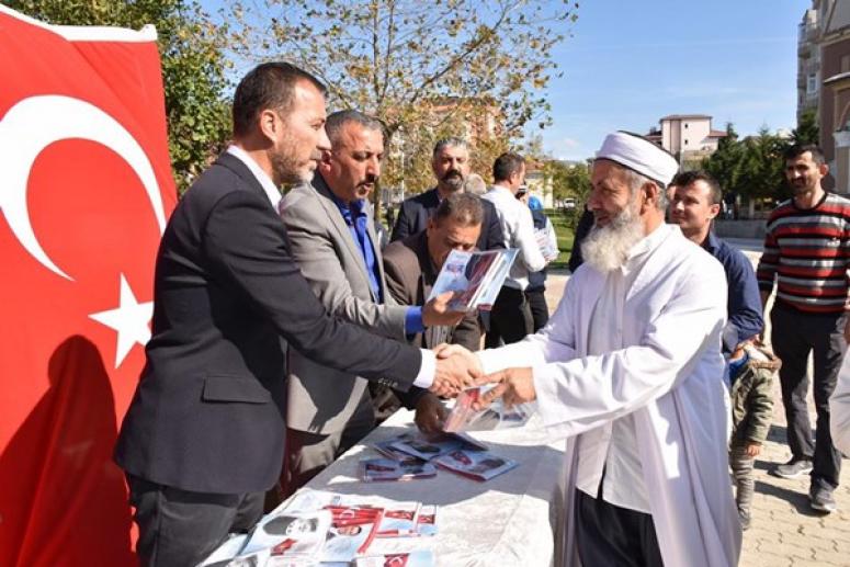 Cami cemaatine Atatürklü Bayrak dağıtıldı