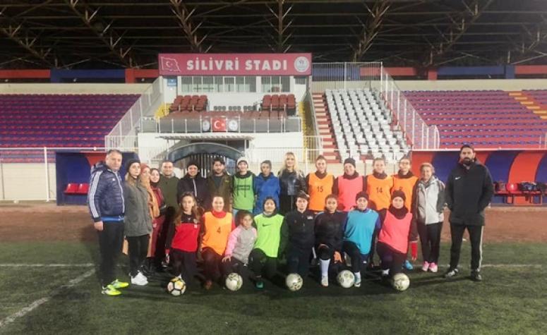 AK Genç Kadınlar'dan, Alibeyspor Kulübü'nün Bayan Futbol Takımına Anlamlı Ziyaret