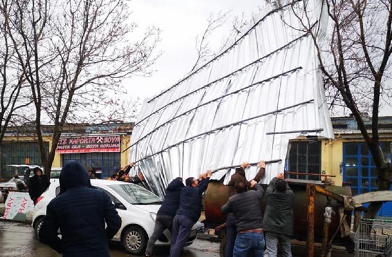 Sanayide Uçan Çatı Otomobilin Üzerine Düştü!