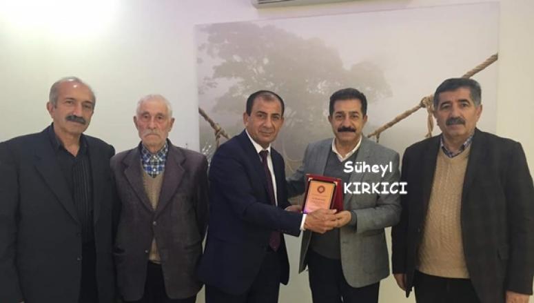 Mustafa Yıldız'a Cemevi İnşaatına Destekleri İçin Plaket Verildi
