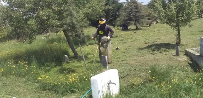 Çayırdere'de mahalle mezarlığı temizlendi