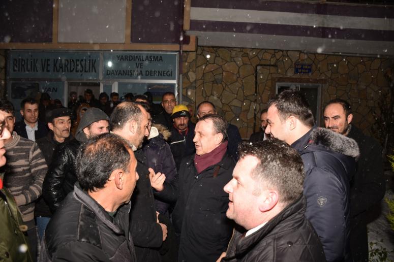 Özcan Işıklar ve ekibi Selimpaşa'da dernek ziyaretindeydi